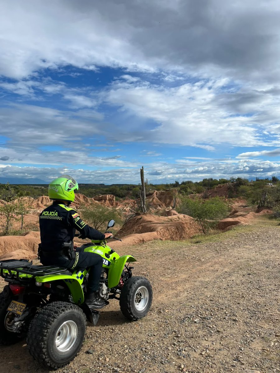 ProteccionPonal's tweet photo. Brindamos orientación a turistas y prestadores de servicios, fortaleciendo en #Huila la seguridad y el respeto por las zonas autorizadas del Desierto de la Tatacoa👮👏. https://t.co/28vyX70hK5
