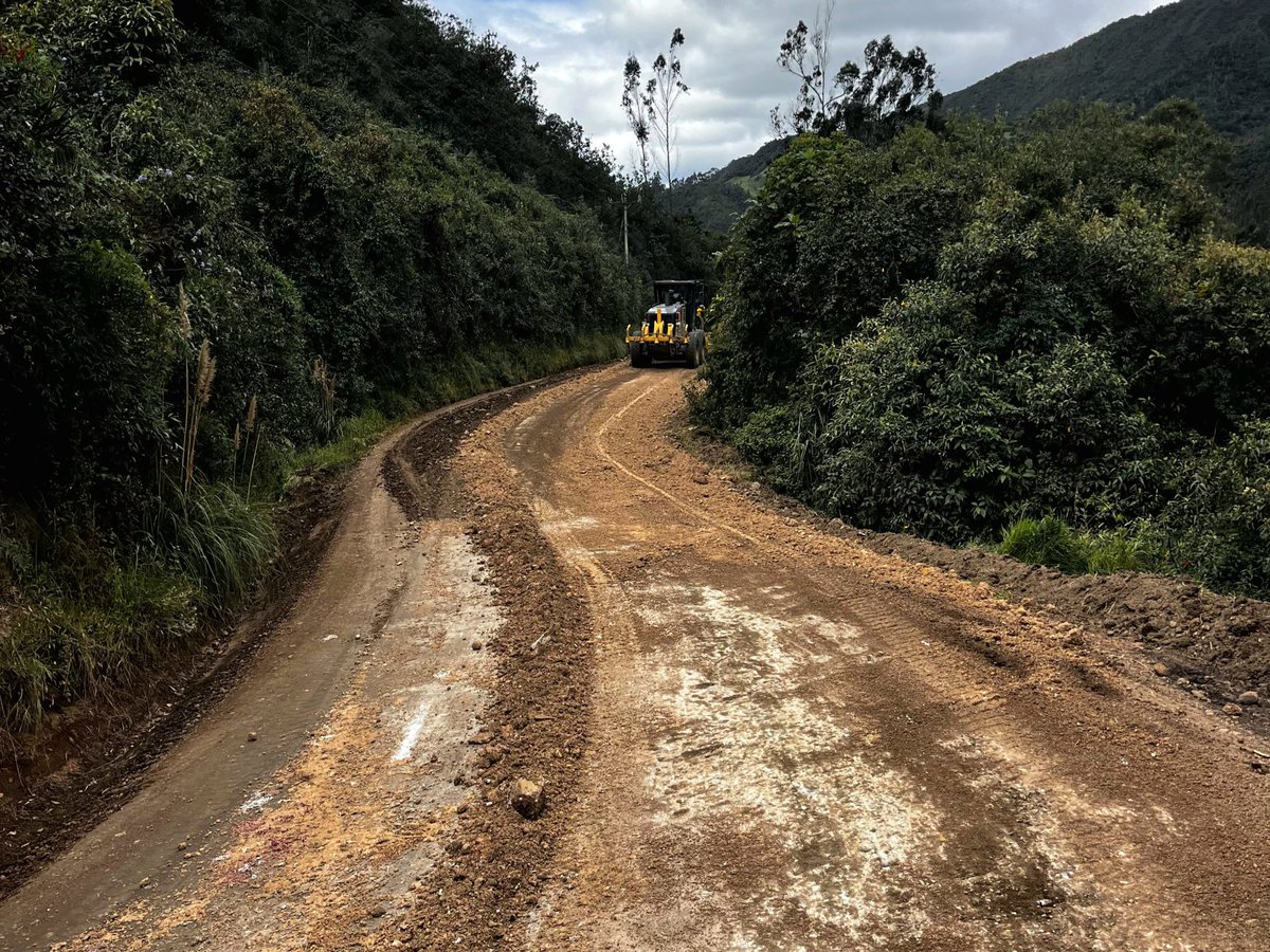 AzuayPrefectura's tweet photo. Con nuestro equipo y maquinaria realizamos el mantenimiento de la vía Sústag – Soldados en la parroquia San Joaquín en #Cuenca. 🚜👷

✅ 1,8 km de reconformación
✅ 1,2 km de reconformación y bacheo https://t.co/ZTRE1cUKrC