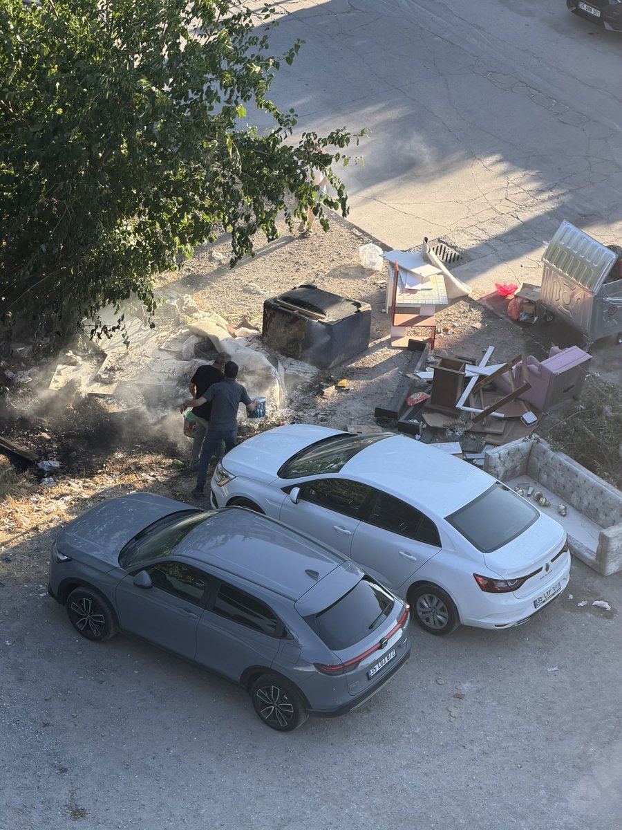 MutluHalide's tweet photo. Hergün farklı bir trajikomik senaryo!!! Toplanmayan eski eşyaların oluştuğu yangın tehlikesi hem de arabaların tam önünde itfaiyeyi arıyoruz gelemiyor ve yine vatandaş kendi imkanlarıyla söndürmeye çalışıyor 8211/16 sok  #anitibariyle @ciglibelediyesi @OnurEmrahYILDIZ @izmirbld https://t.co/L3Wu1uF4aW