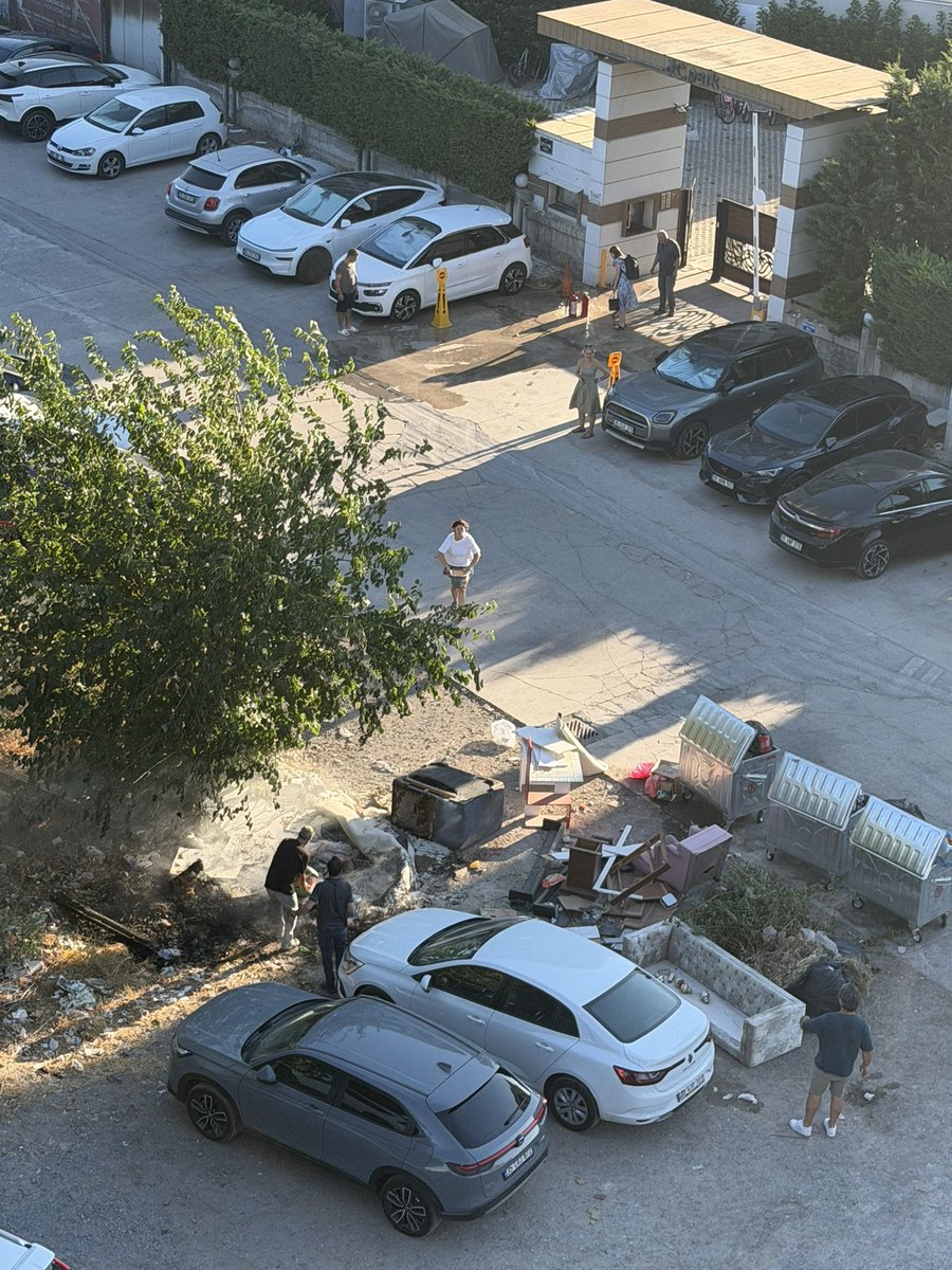 MutluHalide's tweet photo. Hergün farklı bir trajikomik senaryo!!! Toplanmayan eski eşyaların oluştuğu yangın tehlikesi hem de arabaların tam önünde itfaiyeyi arıyoruz gelemiyor ve yine vatandaş kendi imkanlarıyla söndürmeye çalışıyor 8211/16 sok  #anitibariyle @ciglibelediyesi @OnurEmrahYILDIZ @izmirbld https://t.co/L3Wu1uF4aW
