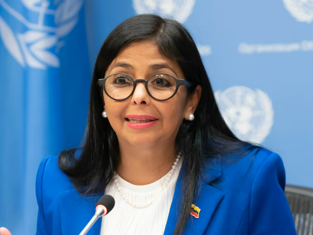 luzvinsanchez's tweet photo. Ningun Venezolano olvidara tu rostro Delincuente, el mundo te reconocerá donde te escondas, no permitirémos mas Violaciones de los Derechos Humanos en Venezuela, ni saqueos de Toneladas de Oro que se encuentran en Paises que odian la Dictadura!!! https://t.co/IwFGZ4r3wA