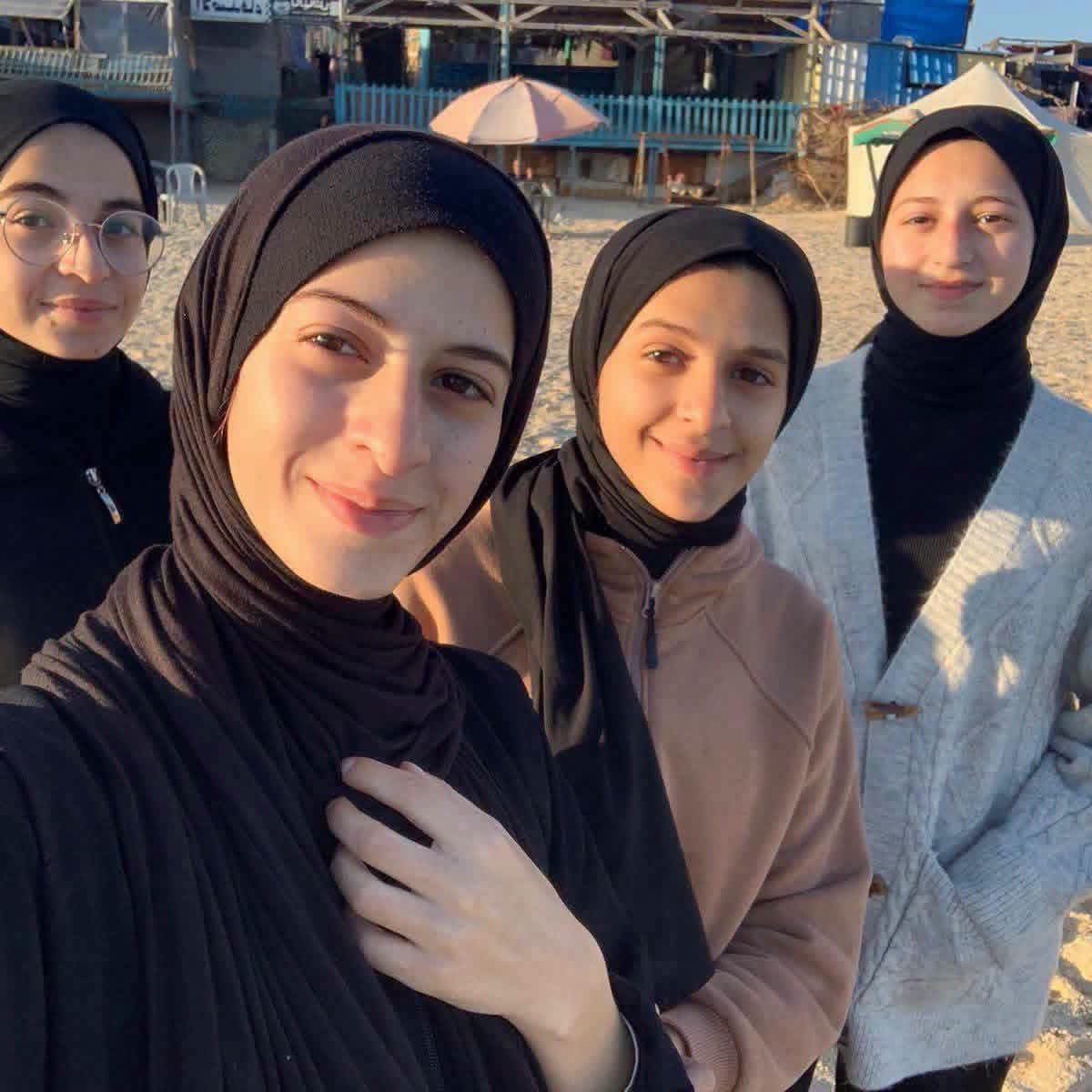 Neruda57's tweet photo. 😡💥 Le 10 juillet, les forces israéliennes ont assassiné quatre sœurs  Taqwa, Yaqeen, Ihsan et Iman Shabana, ainsi que leur mère et leur jeune frère, lors d'une frappe aérienne visant la tente où elles s'étaient réfugiées.
L'épuration ethnique des 🇵🇸 se poursuit allègrement.... https://t.co/mD5OU2s3rT