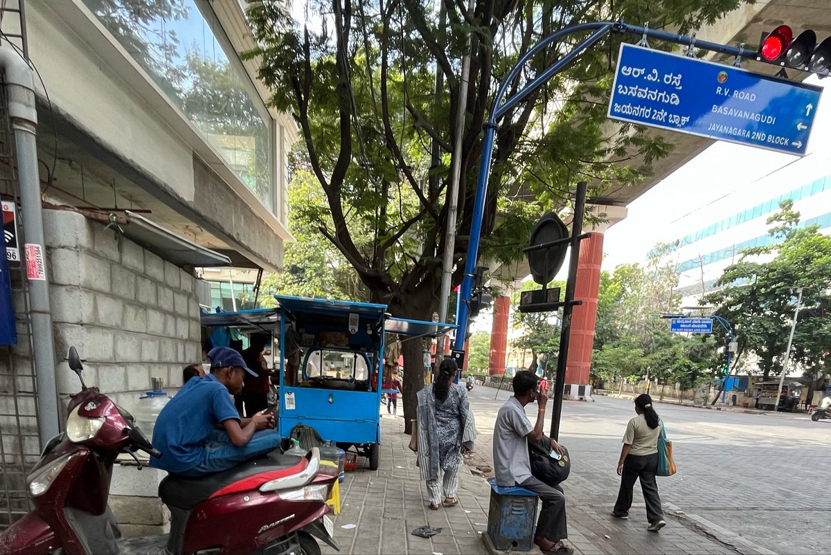 FilmsCricket's tweet photo. Encroachers are back on #footpath !
LOCATION : South end circle #metrostation near. This area was cleaned up last week! @krishnabgowda @GBAChiefComm @blrcitytraffic @GBA_office The issue here is the traffic cops are acting blind #bengalurufootpath https://t.co/g3w9qsAxGT