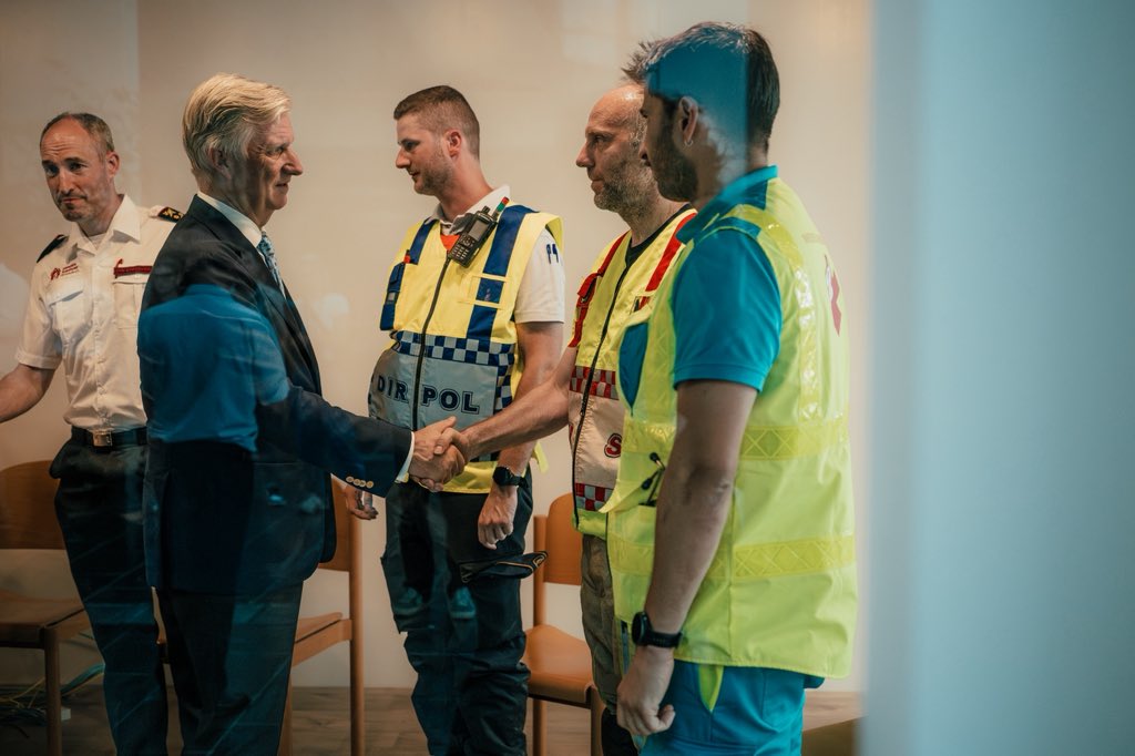 MonarchieBe's tweet photo. Le Roi s’est rendu sur les lieux de l’incendie survenu aujourd’hui à Bruxelles. Les autorités l’ont informé de la situation et du déroulement des opérations de secours. https://t.co/Dsks3RKlGt