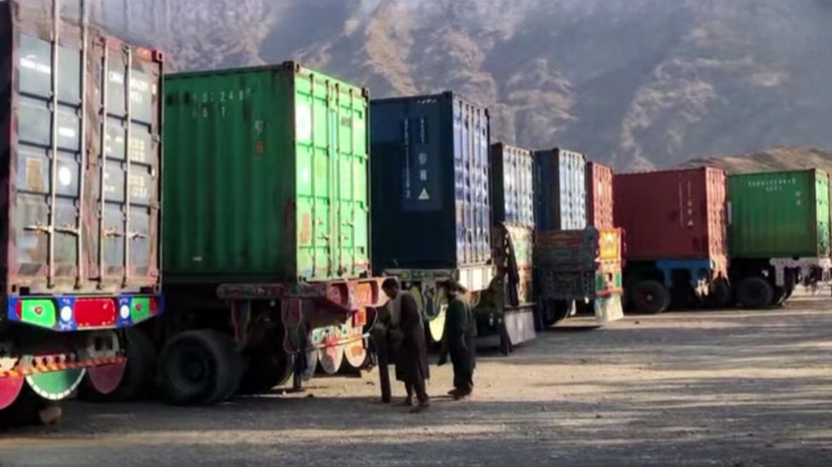 shrSaba01's tweet photo. طبق گزارش منابع حکومتی، پس از بسته شدن گذرگاه‌های مرزی بین افغانستان و پاکستان، برای نخستین بار کاروان کمک‌های بشردوستانه سازمان ملل متحد شامل ۱۹ کامیون از طریق گذرگاه تورخم وارد افغانستان شد و کاروان‌های بیشتری نیز در مسیر هستند. https://t.co/8Ib4vniWQk