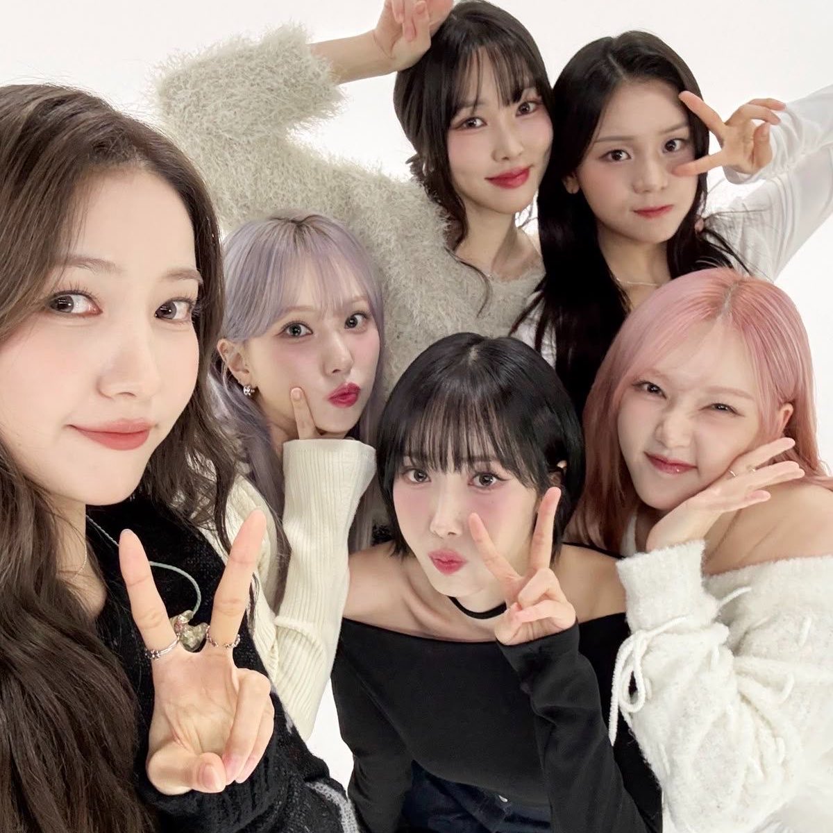 0116cafe's tweet photo. Jude Bellingham mentions GFRIEND in new message on the Jude Bellingham app.

🏴󠁧󠁢󠁥󠁮󠁧󠁿: Oh GFRIEND?
🏴󠁧󠁢󠁥󠁮󠁧󠁿: They're my favorite kpop group lol https://t.co/tF5TclGgRW