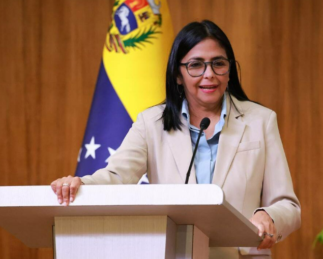 luzvinsanchez's tweet photo. Hago un llamado a cada Venezolano para que denuncie a esta Criminal, Narcotraficante y Terrorista apoderada del Poder en Venezuela, hasta cuando se destruye nuestro País!!! https://t.co/mMc4YTLtGU