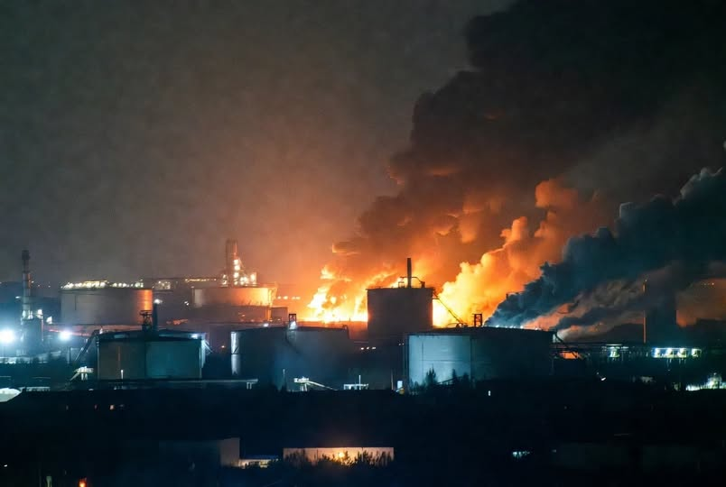 jeanpire33's tweet photo. Les forces spéciales ukrainiennes (en coopération avec le groupe de résistance russe « Black Spark ») viennent de frapper la raffinerie Neftehim Salavat, propriété de Gazprom — à 1 500 km à l'intérieur de la Russie. 

C'était le dernier grand producteur d'essence intact restant sur la carte russe en 2026.

En mettant hors service 11 000 tonnes de carburant par jour (5 % de la demande intérieure totale de la Russie), les économistes disent que la situation passe officiellement de « crise » à « catastrophe ».

Il n'y a littéralement plus une seule grande raffinerie de pétrole intacte en Russie. À ce rythme, le Kremlin pourrait commencer à envisager des chariots hippomobiles tactiques.