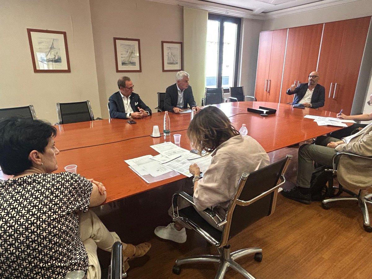 ProfMBassetti's tweet photo. #PIANOPANDEMICO REGIONALE: LA LIGURIA SI PREPARA AL FUTURO E INVESTE IN PREVENZIONE
Si è riunito per la prima volta il gruppo di lavoro tecnico-sanitario per l'aggiornamento del Piano pandemico regionale.
• Tre le priorità individuate:
V Formazione del personale sanitario
V Gestione operativa delle emergenze
J Potenziamento organizzativo e logistico, in ospedale e sul territorio
L'obiettivo è trasformare l'esperienza degli ultimi anni in procedure concrete.
La preparazione è uno degli strumenti più efficaci di Sanità pubblica.
Pianificare in anticipo significa avere percorsi chiari, personale formato e risorse pronte.
Prevenire, pianificare, essere pronti.
Un lavoro di squadra tra Regione Liguria, ATS Liguria, AOM e Liguria
Salute.