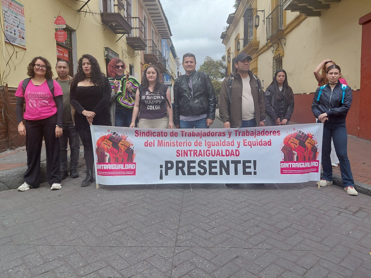 SintraIgualdad's tweet photo. La movilización no termina cuando concluye la concentración orque esta lucha es coherente, justa y digna.
Hoy nos seguimos movilizando para que @petrogustavo y @daprecol definan la situación de las, les y los trabajadores del Minigualdad en liquidación https://t.co/iQ6nT5y4Y8