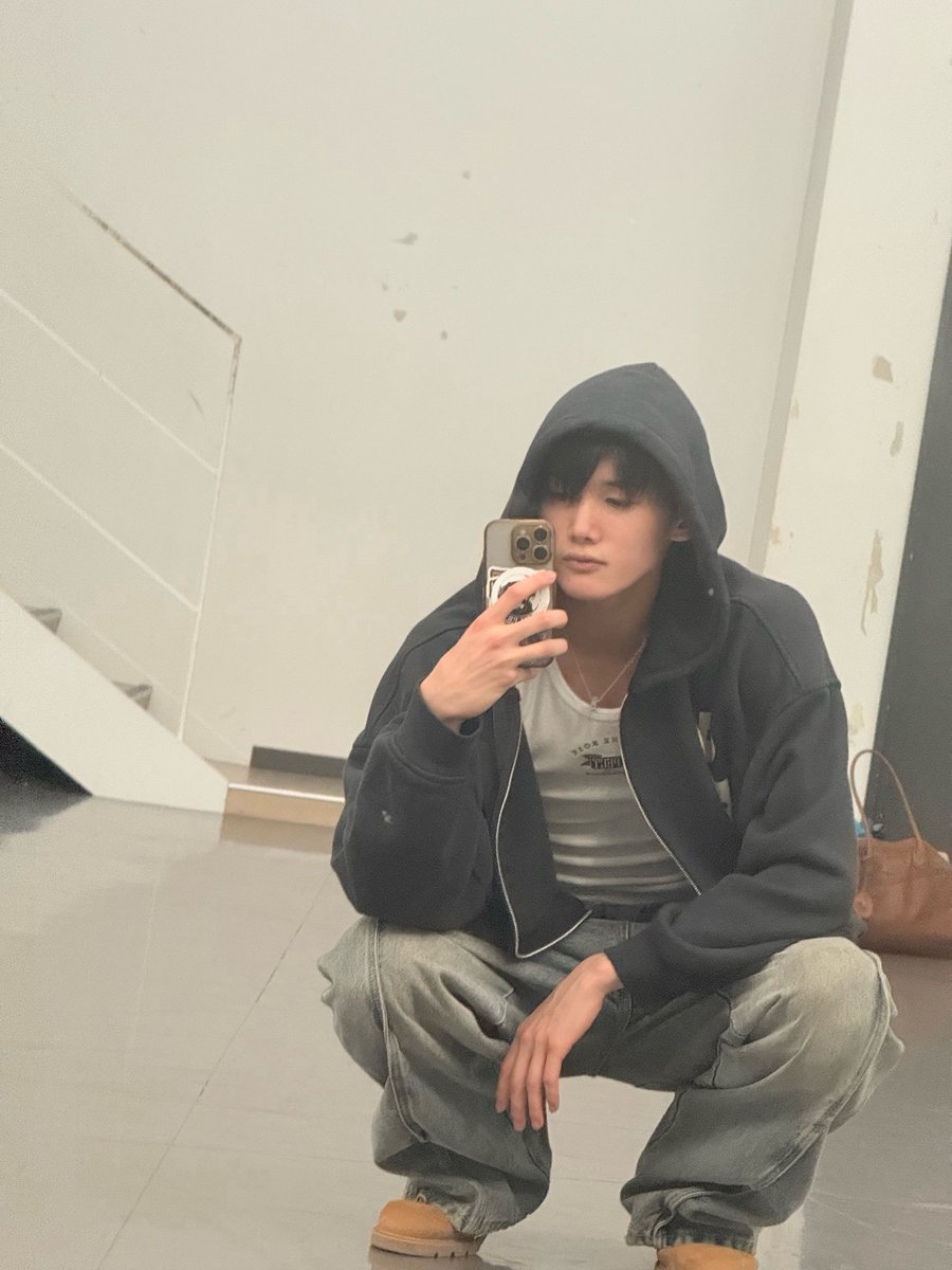 keyetao's tweet photo. something about Jo’s crouching mirror selcas that just hits different 🚬😔 https://t.co/O8OYKLyk0s