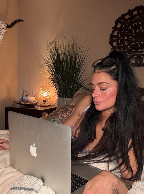 ceramichellex's tweet photo. Checking my DMs for a little weekend trouble.
#justforyou #inkedandcozy #weekendvibe https://t.co/Gun0SxXchI