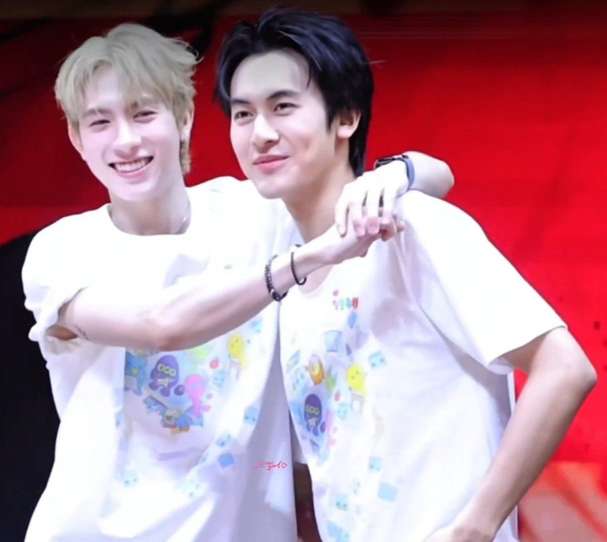 MyMiND5's tweet photo. นางชอบกอดคอพี่เบ๊บจริงๆ https://t.co/MTb1fETY6a