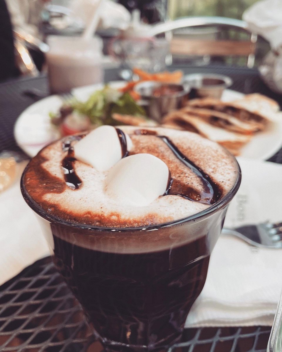 Hehe37249773's tweet photo. Hot cocoa + new neighbor = perfect Sunday! Baked extra chocolate chip cookies u0026 left 'em on the porch. Waved, they waved back—love this tight-knit block vibe. https://t.co/a0RL2C9xoT