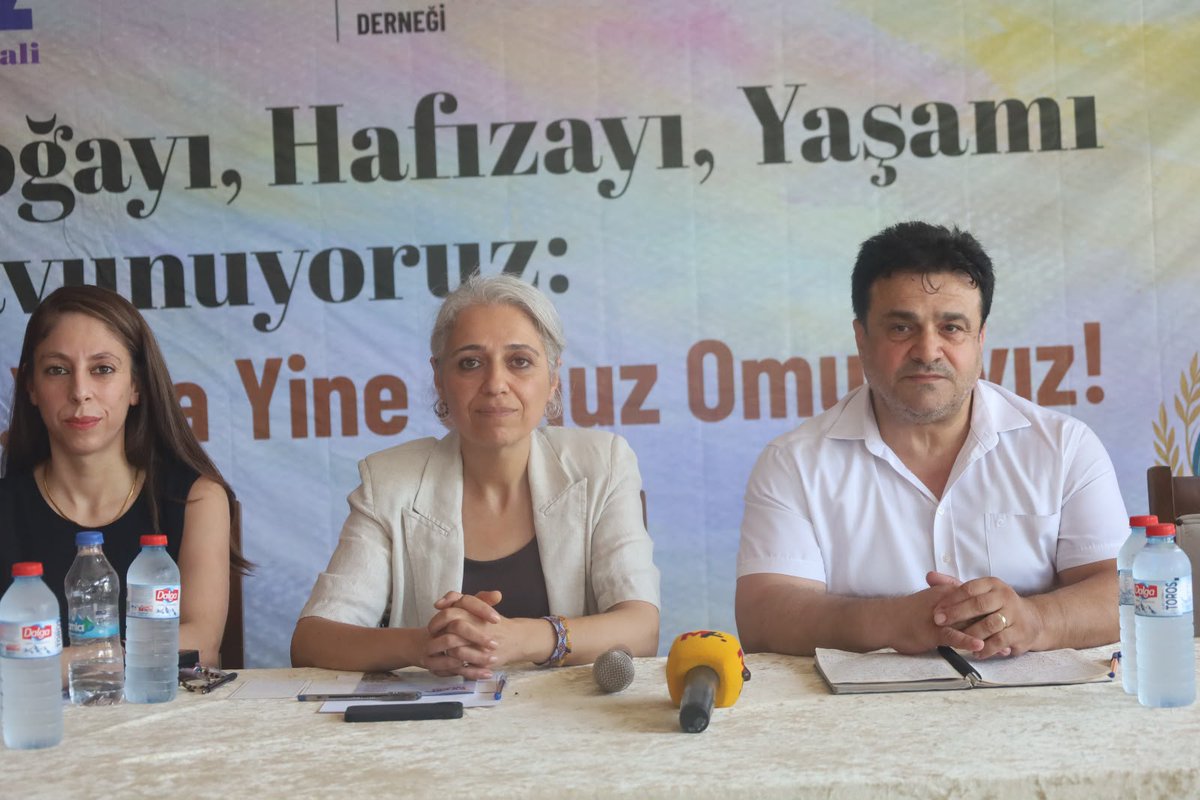 cigdemkilicgun's tweet photo. Hatay’ın Samandağ ilçesinde düzenlenen 26’ncı Evvel Temmuz Kültür Sanat Festivali kapsamında Akdeniz Kültür ve Dayanışma Derneği ile Samandağ Kalkındırma Derneği tarafından düzenlenen “Derinleşen Otoriterlik, Süreç ve Demokratikleşme Olanakları” başlıklı panele katıldık.

İç ve dış tehditleri yapay bir güvenlik krizi olarak topluma sunan, bu krizi kullanıp otoriter yapısını tahkim eden bir iktidar aklı var. Amaç toplumda siyasetsizlik, sessizlik ve biat kült��rünü kalıcı hale getirmektir.