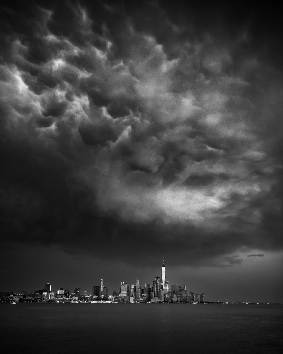 BEH0LDINGEYE's tweet photo. July in New York https://t.co/x2vzLhYh44