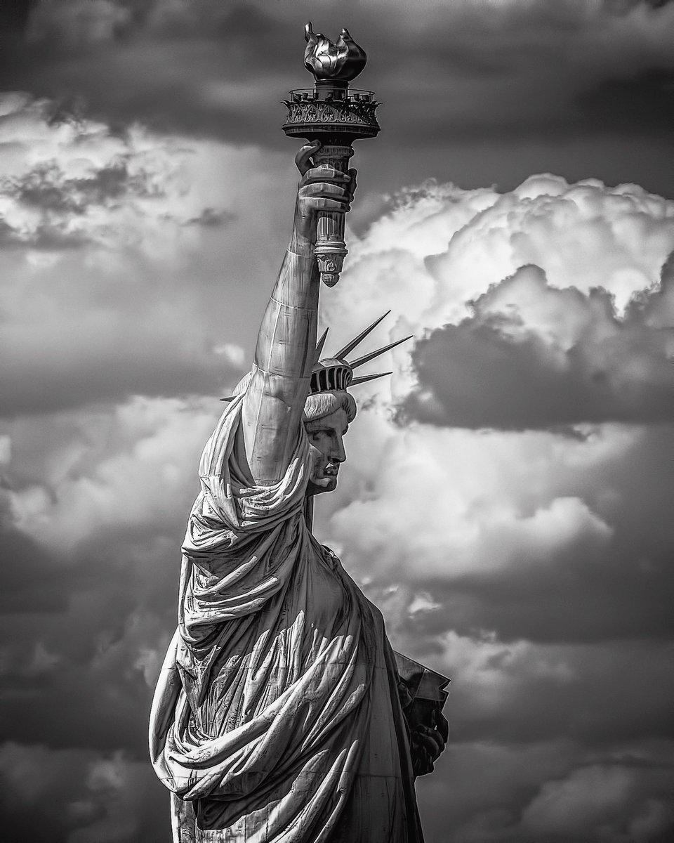 BEH0LDINGEYE's tweet photo. July in New York https://t.co/x2vzLhYh44