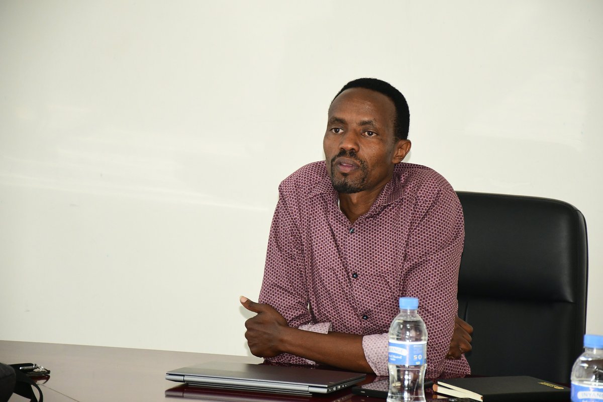 Nyamagabe's tweet photo. Umunyamabanga Nshingwabikorwa w'Akarere, SAMVURA Valens yakiriye itsinda ry'abakozi ba @LODARwanda ryaje mu gikorwa cyo gusuzuma ishyirwa mu bikorwa ry'imishinga iterwa inkunga binyuze mu Kigega Pro-Poor Development Basket Fund (PPD-Basket) kuva yatangira mu mwaka wa 2023. 1/2 https://t.co/Gq6o4V60xu
