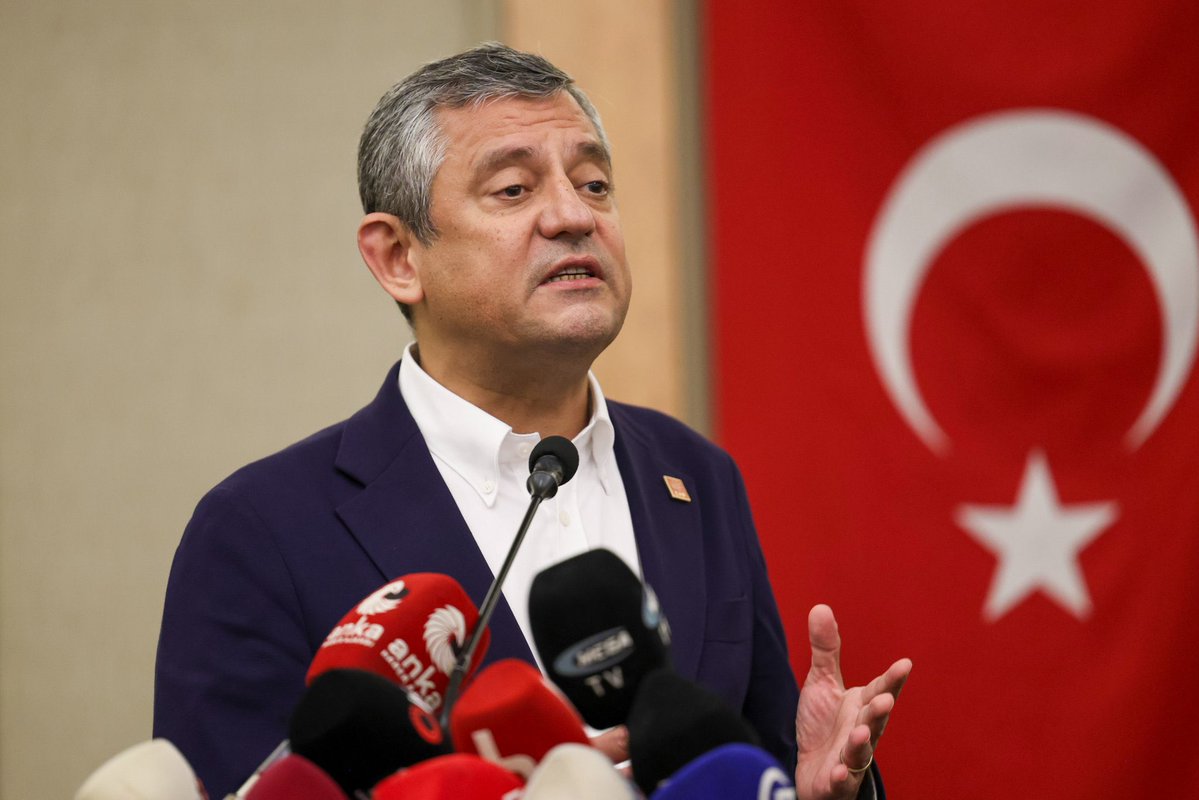 incecitayfa's tweet photo. Özgür Özel grup toplantısında konuşuyor;

“Kimse yeni partinin kurulmasına meraklı değil ama partimizi baraj altına çektiğin için partililer yeni partiyi soruyor.

Yeni partiyi, bu ülkede artık yaşayamayacağım diyen gençler soruyor.

Ondan sonra diyorsun ki, 'Anlamadım, niye yeni parti diyorsun?'

Hem seçilmeden geleceksin, AK Parti yargısıyla atanacaksın olmayan mazbatanla.

İradesi sakatlandı dediğin 500 delege sana oy vermiş. Bundan bir şey anlar insan ya."