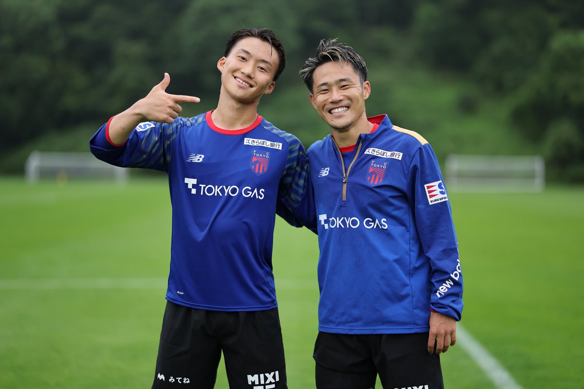 fctokyoofficial's tweet photo. 🔵🔴
#FCTOKYO白老camp

年齢関係なく全員で積み上げていきましょう!!✊✊✊🔵🔴

#剛の弾ける笑顔
#fctokyoU18 #中野寛基 #梶山蓮翔 
#テルとハヤテの絶妙な距離感 
#贈呈品をゲーフラみたいにしないでください 
#fctokyo #tokyo https://t.co/KJQjwWkXZ8