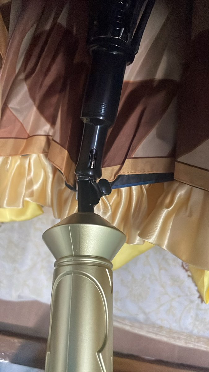 Fresh_TeaLeaf's tweet photo. @IndiaPostOffice  I shipped a completely perfect umbrella worth 4.5k via speedpost because my friend needed it urgently.EW459209245IN. The umbrella is completely bent and it will definitely break if she tries to fix it.I paid the shipping amount but Who will pay for my umbrella? https://t.co/FGPGyyWavM