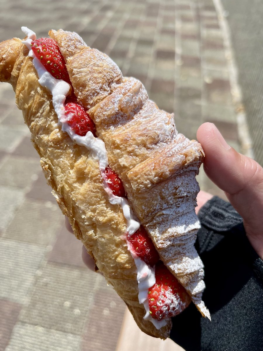 extravirgin07's tweet photo. 名古屋 栄 白川公園より少し 本町通
ジョリークロワッサンさん 
季節のフルーツクロワッサン カスタードクロワッサン アップルカスタードクロワッサン🥐
裏ナゴの動画で教えて貰えたパン屋さん😊そろそろ季節のフルーツも🍑に成る頃かな？またお邪魔しよう✨
#うみゃなごや奇譚 https://t.co/gqAXLUd8MQ
