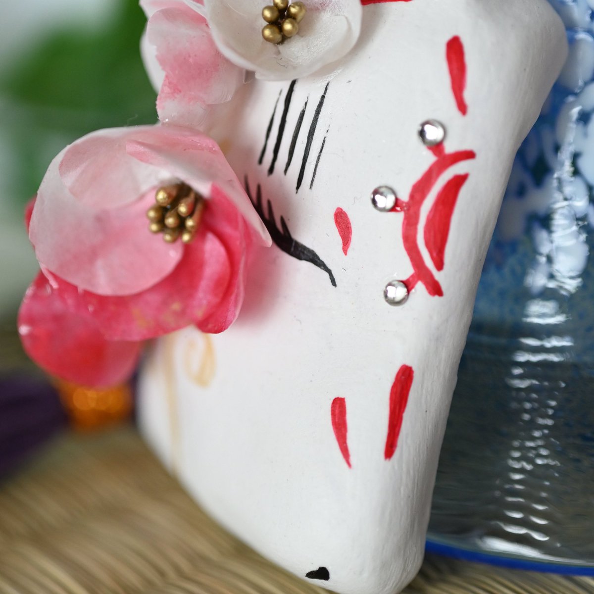 hepatique_riku's tweet photo. 数を素早く揃えられないのでどうしようか悩みましたが、『花狐のイヤーカフ』（¥6500）、キャラメルミュージアムに納品します！
耳に寄り添う狐面をぜひ手に取ってご覧ください。
hépatiqueはM3部（16〜21日）M-1
#CARAMEL_MUSEUM #ハンドメイド #和紙ア���セサリー #キャラメル_創作 https://t.co/MfRj4tVeUa
