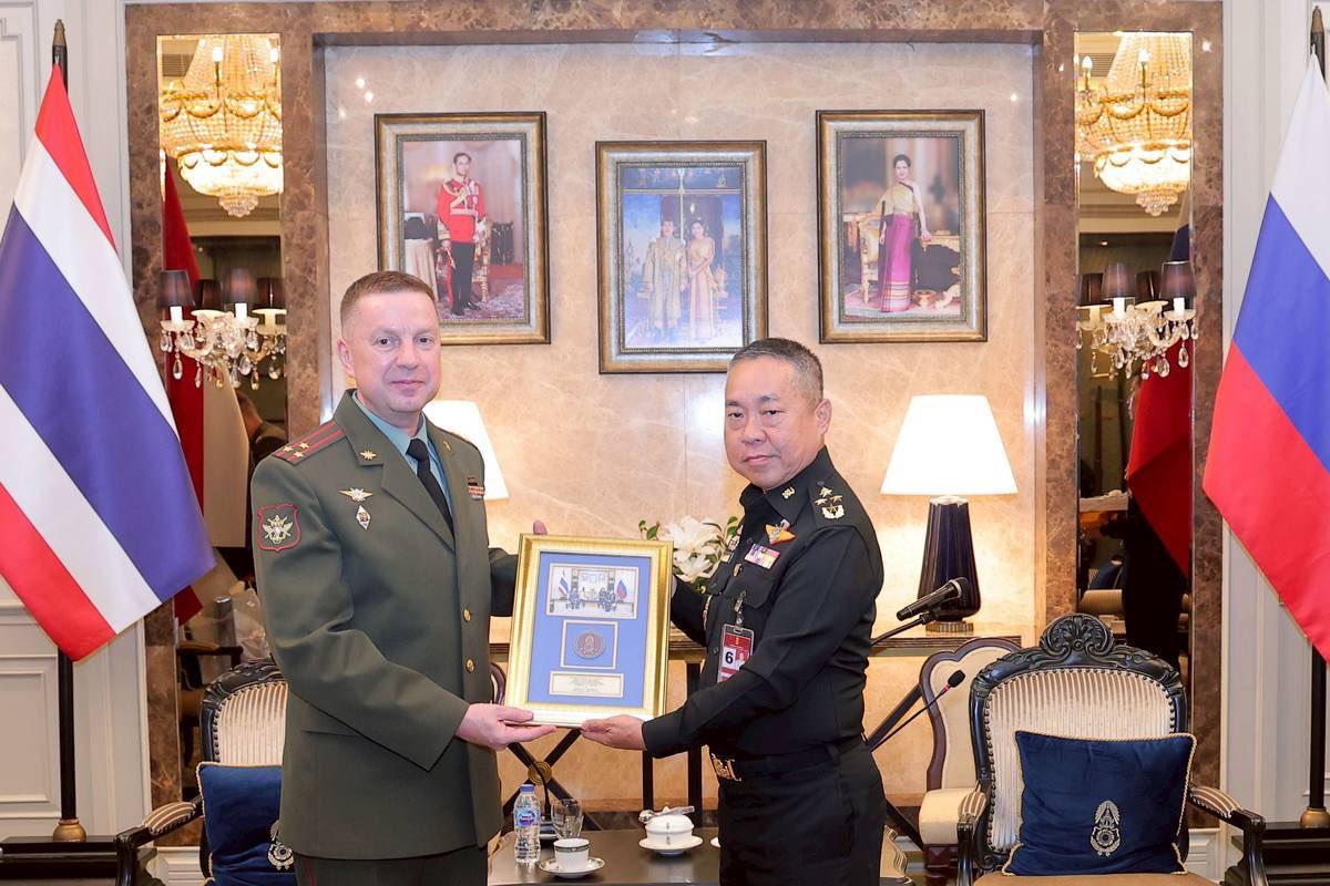 armypr_news's tweet photo. เสนาธิการทหารบก รับการเยี่ยมคำนับจากผู้ช่วยทูตทหารรัสเซียประจำประเทศไทย ในโอกาสอำลา เนื่องจากครบวาระการปฏิบัติหน้าที่ 

วันนี้ (14 กรกฎาคม 2569 ) เวลา 14.00 น. พลเอก ชัยพฤกษ์ ด้วงประพัฒน์ เสนาธิการทหารบก ผู้แทน
ผู้บัญชาการทหารบก ให้การต้อนรับ พันเอก อิกอร์ โชโลคอฟ (Colonel Igor Sholokhov) ผู้ช่วยทูตทหารรัสเซียประจำประเทศไทย ในโอกาสเข้าเยี่ยมคำนับ เพื่ออำลา เนื่องจากครบวาระการปฏิบัติหน้าที่ ณ ห้อง จปร. ชั้น 2 อาคารพิพิธภัณฑ์กองทัพบกเฉลิมพระเกียรติ ภายในกองบัญชาการกองทัพบก

ในโอกาสนี้ เสนาธิการทหารบก ได้กล่าวถึงความสัมพันธ์ทางการทูตระหว่างไทยกับรัสเซียที่มีมาอย่างแน่นแฟ้นในทุกมิติ ทั้งด้านการเมือง ความมั่นคง สังคม วัฒนธรรม และเศรษฐกิจ อีกทั้งมีการแลกเปลี่ยนการเยือนในระดับต่างๆ ส่งผลให้เกิดการขยายความร่วมมือระหว่างกันในหลายด้าน อันเป็นรากฐานของความเป็นหุ้นส่วนทางยุทธศาสตร์ระหว่างกัน นอกจากนี้ ความสัมพันธ์ทางทหารระหว่างไทย-รัสเซีย ได้มีพัฒนาการมาอย่างต่อเนื่อง โดยเฉพาะหลังจากที่มีการลงนามความตกลงระหว่างรัฐบาลไทยกับรัสเซียว่าด้วยความร่วมมือด้านการทหาร ในปี 2559 ซึ่งเป็นพื้นฐานสำคัญต่อการขยายขอบเขตกิจกรรมความร่วมมือระหว่างกันให้มีพลวัตมากยิ่งขึ้น

นอกจากนี้ มีความร่วมมือระหว่างสองกองทัพในการสนับสนุนการฝึกศึกษาเพื่อพัฒนากำลังพล ผ่านการสนับสนุนที่นั่งในหลักสูตรต่างๆ อาทิ หลักสูตรนักเรียนนายร้อย หลักสูตรเสนาธิการร่วม หลักสูตรภาษารัสเซีย รวมทั้งความร่วมมือทางทหารและเทคโนโลยีด้านอากาศยานไร้คนขับและระบบต่อต้านอากาศยานไร้คนขับ การถอดบทเรียนจากการปฏิบัติจริงทั้งด้านยุทธวิธี การวิเคราะห์ข่าวกรอง ตลอดจนความร่วมมือด้านการวิจัยและพัฒนาระบบปัญญาประดิษฐ์ เพื่อนำมาพัฒนาหลักนิยมและขีดความสามารถของกองทัพต่อไป

ทั้งนี้ ราชอาณาจักรไทยและสหพันธรัฐรัสเซียมีความสัมพันธ์ทางการทูตอย่างแน่นแฟ้นยาวนานกว่า 129 ปี  
การเข้าเยี่ยมคำนับในครั้งนี้เป็นไปตามธรรมเนียมการทูตทหารสากลและแสดงถึงไมตรีจิต ซึ่งเสนาธิการทหารบกได้ชื่นชมการปฏิบัติหน้าที่ของผู้ช่วยทูตทหารรัสเซียประจำประเทศไทยที่ได้เสริมสร้างความสัมพันธ์อันดีระหว่างสองกองทัพตลอดระยะเวลาการปฏิบัติงาน

..............................................

14 กรกฎาคม 2569
แผนกแถลงข่าว กองประชาสัมพันธ์  สำนักงานเลขานุการกองทัพบก
#ศูนย์ประชาสัมพันธ์กองทัพบก #RTA #กองทัพบก #กองทัพบกRoyalthaiarmy
