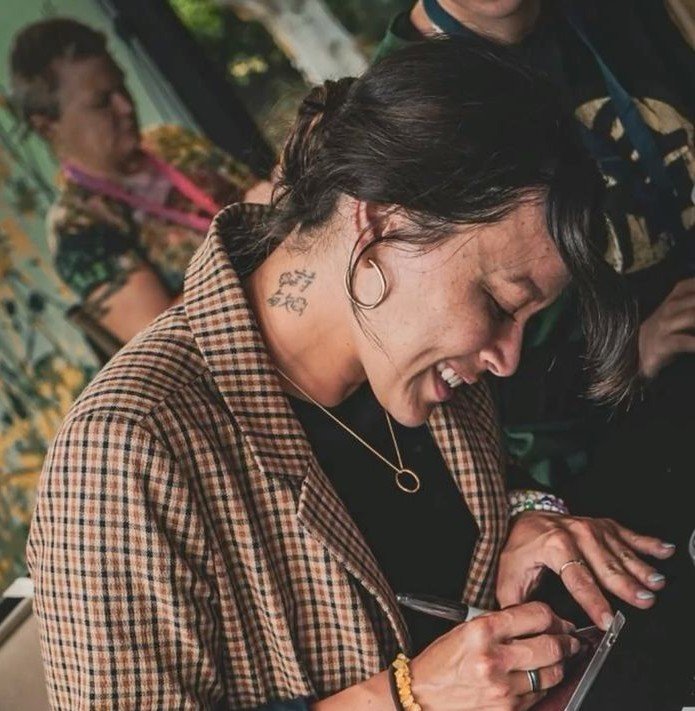 mlssence's tweet photo. i love her neck tattoo so bad i'll get the same one soon (hopefully) https://t.co/g0A6b7UHNg