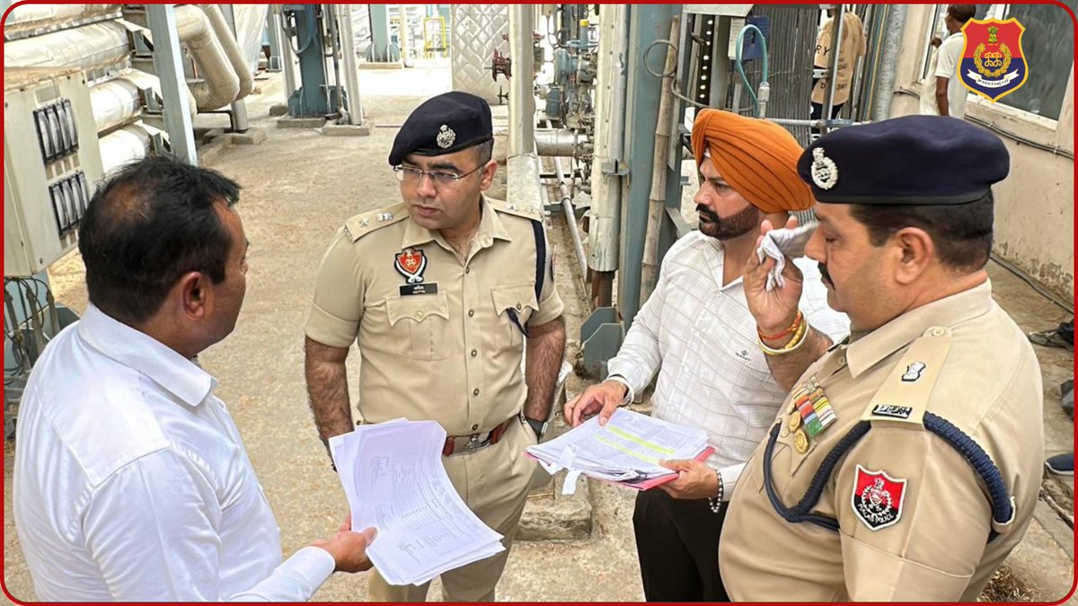 PP_Gurdaspur's tweet photo. SSP Gurdaspur, along with senior police officers,supervised the lawful disposal of seized narcotic substances as part of the ongoing War Against Drugs campaign.Gurdaspur Police remains committed to eliminating the drug menace and ensuring a safer,drug-free society.#punjabpolice https://t.co/Noq5LkaSei