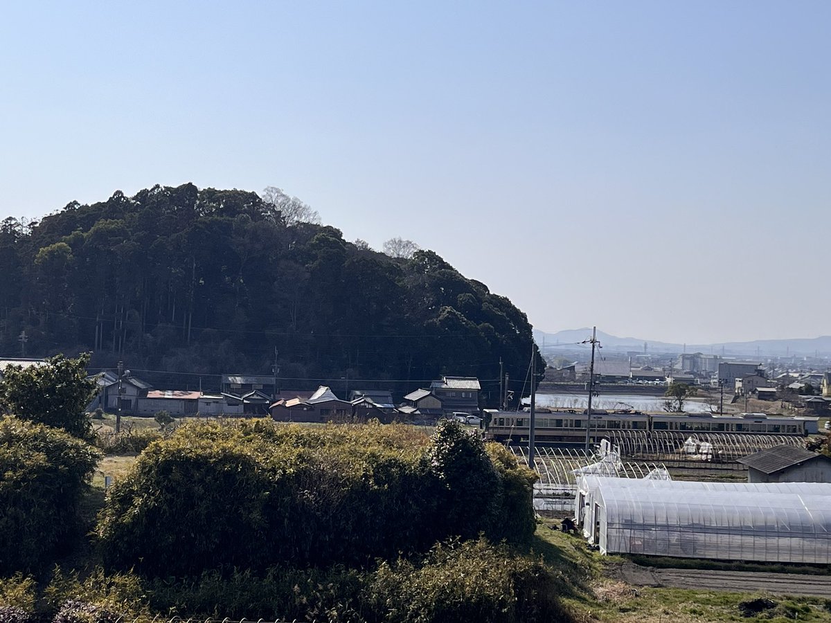 haniwo1910's tweet photo. 春休み墳活⑩

箸墓古墳から🔜ホケノ山古墳へ🚶
そして、ホケノ山古墳から箸墓古墳を
眺める👀
さらに、その間を走る電車🚃
最古ー(最高)過ぎる‼︎😆

春休み墳活記は滞ってますが、来週から夏休み🌻です！補習と夏期講習でなかなか身動きとれませんが😢
どの古墳に会いに行こうかな！ https://t.co/vSAXRQxpHj