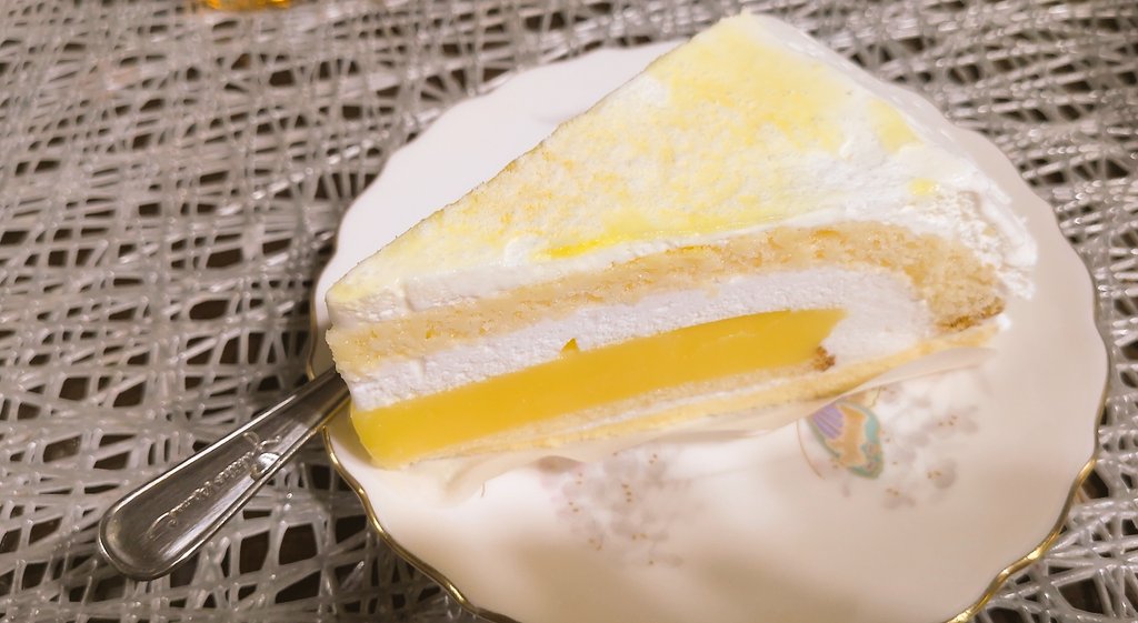 S19821230's tweet photo. 今日もケーキ…
レモンケーキ。
昨日、みけるパパの誕生日ケーキを、
みけるが買い忘れるかもしれないと、
地味にみけるママが買ってた（笑） https://t.co/bzSvDgLYXi