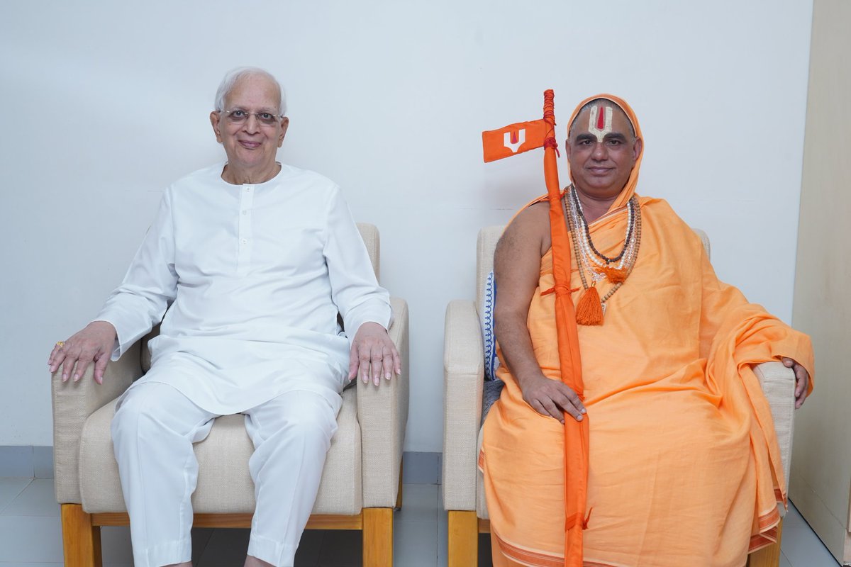 1chetanrajhans's tweet photo. जगद्गुरू श्री रामानंदाचार्यांनी ‘विशिष्टाद्वैत’ सिद्धांत मांडला. या परंपरेतील उत्तराधिकारी म्हणून आम्ही ‘विशिष्टाद्वैत गुरुतत्त्वप्रधान आत्मसाक्षात्कारवाद’ याची मांडणी केली आहे. आध्यात्मिक उन्नतीसाठी गुरुशिवाय तरणोपाय नाही, हे याचे सार आहे. याच प्रकारची मांडणी सनातन संस्थेचे सच्चिदानंद परब्रह्म डॉ. आठवले यांनीही गुरुकृपायोग हा साधनामार्ग विकसित करून केली आहे.  
– जगद्गुरू श्री रामानंदाचार्य स्वामी नरेंद्राचार्यजी महाराज

@SanatanSanstha