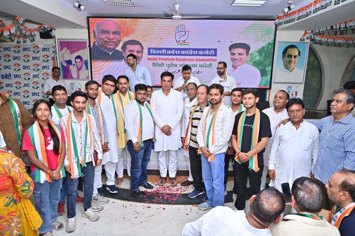 devendrayadvinc's tweet photo. बढ़ रहा है जनाधार ✋
बढ़ रहा है कांग्रेस परिवार

आज ओखला विधानसभा, करावल नगर विधानसभा, मलकागंज वार्ड-12 और बुराड़ी वार्ड-9 से बड़ी संख्या में लोगों को कांग्रेस की सदस्यता ग्रहण करवाई।

जनता का बढ़ता विश्वास इस बात का प्रमाण है कि दिल्ली बदलाव चाहती है और कांग्रेस के साथ मिलकर एक मजबूत, जनहितैषी और जवाबदेह भविष्य का निर्माण करने के लिए आगे बढ़ रही है।

आप सभी का @INCIndia परिवार में स्वागत है।

#DelhiCongress