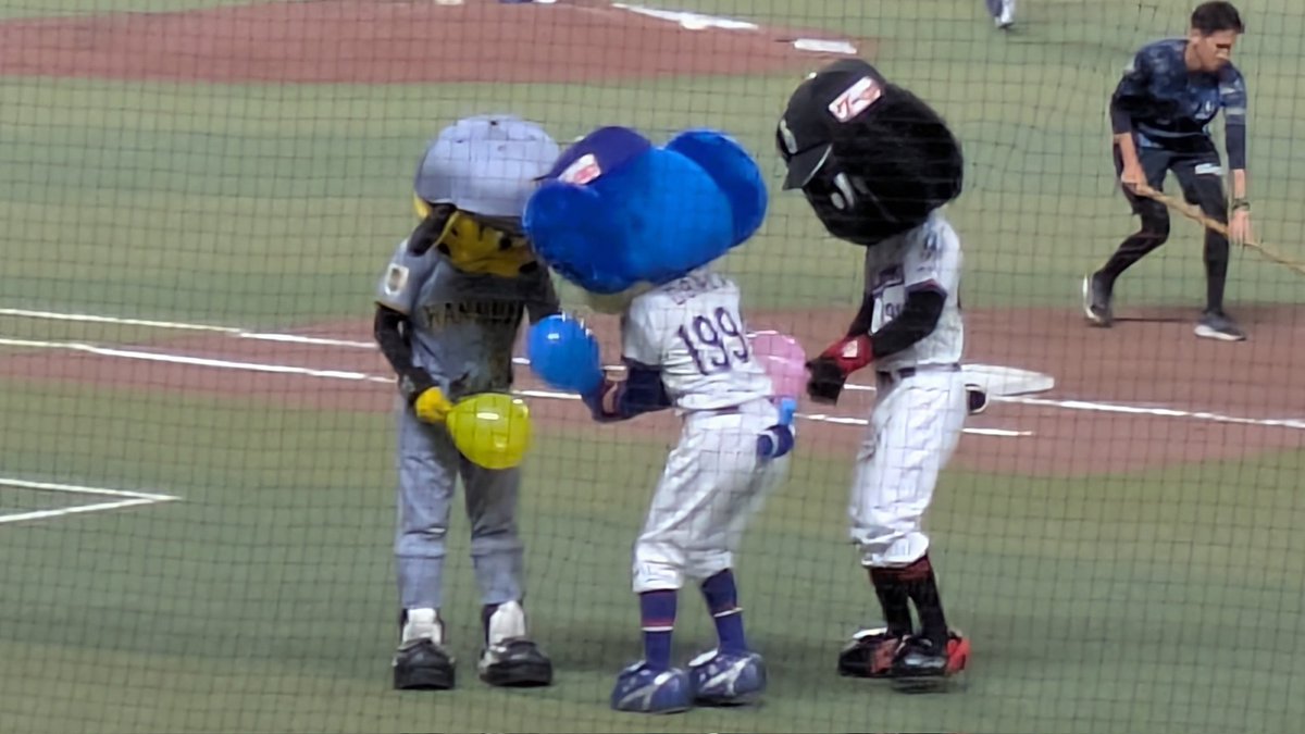 bhdnnrti's tweet photo. 久しぶりにホームの野球を観戦しました⚾️はじめましてのブラックドアラ https://t.co/dM9GwSlHDL