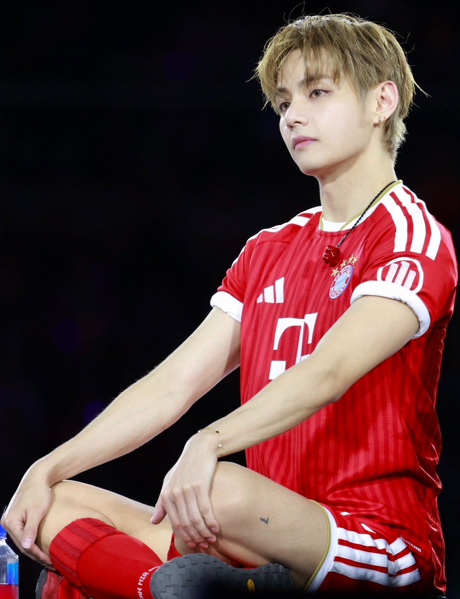 angeltaehv's tweet photo. ให้เลยรูปนี้แค่นั่งยังจริตหนูวีได้ร้ะเห้นรอยสักอีก จริตความแอ่นความแมลงก้นกระดกอะน้อ เชิ่ด https://t.co/ktQdi4GjLk