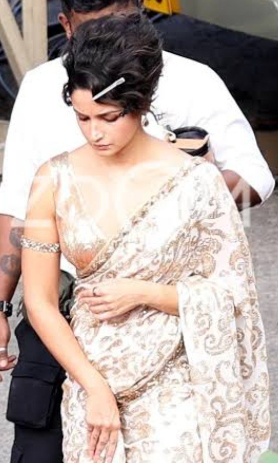 queen.of.bollywood. tweet media