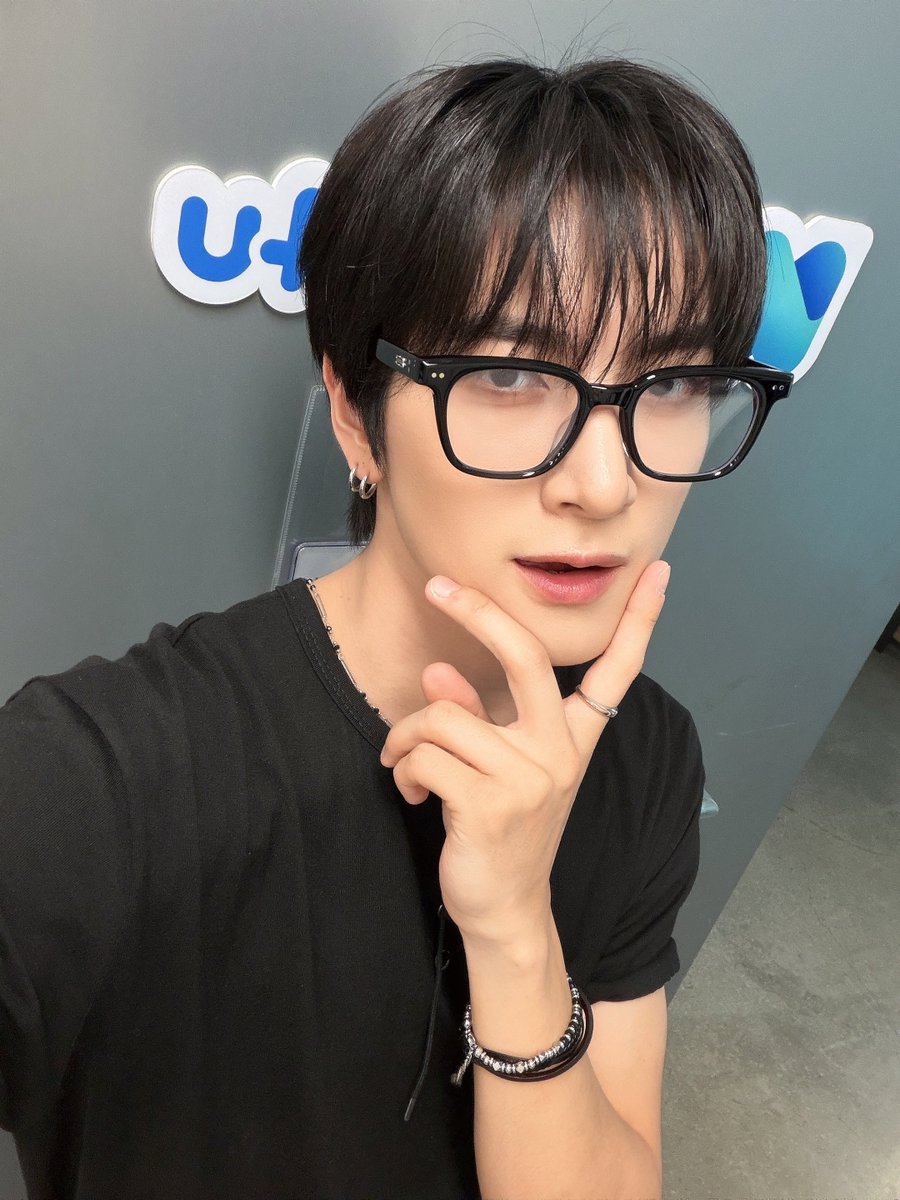 TRENDZ_OFFCL's tweet photo. [#윤우] 안경 유누🐺🖤

#FROM_TRENDZ #TO_FRIENDZ #TRENDZ #트렌드지 https://t.co/DZt9xzwDPI