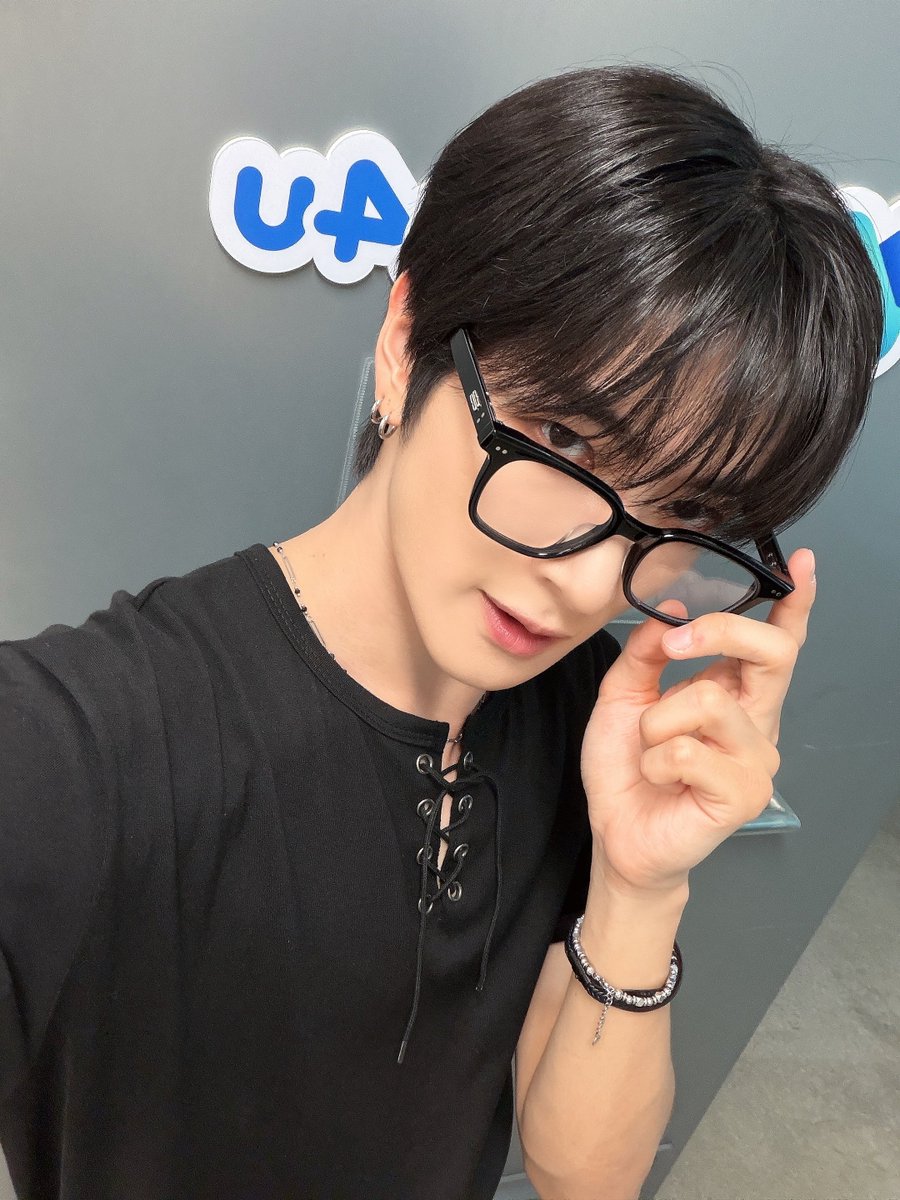 TRENDZ_OFFCL's tweet photo. [#윤우] 안경 유누🐺🖤

#FROM_TRENDZ #TO_FRIENDZ #TRENDZ #트렌드지 https://t.co/DZt9xzwDPI