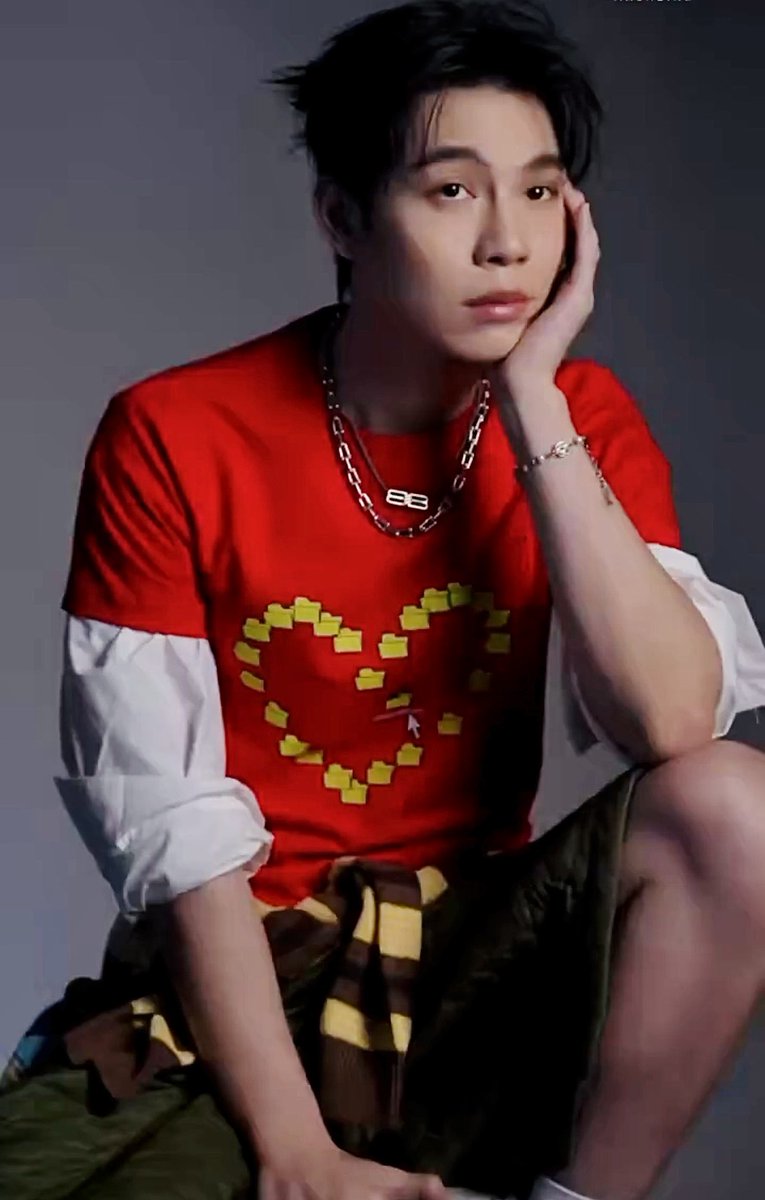 ton_nov's tweet photo. khao as a game developer who plays in baseball college team 
first as an art student or fashion designer 
just IMAGINE this https://t.co/6w2PzWpLss