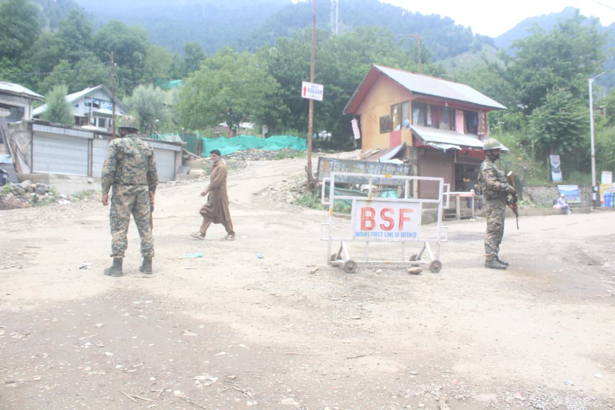 ReshmaBSF's tweet photo. Dedicated to duty, focused on security—BSF personnel work tirelessly to help ensure the Amarnath Yatra proceeds safely.
#YatraWithBSF #BSF #AmarnathYatra2026 #AnantQ1Vision #UnstoppableE20Petrol https://t.co/KEHf105I0G
