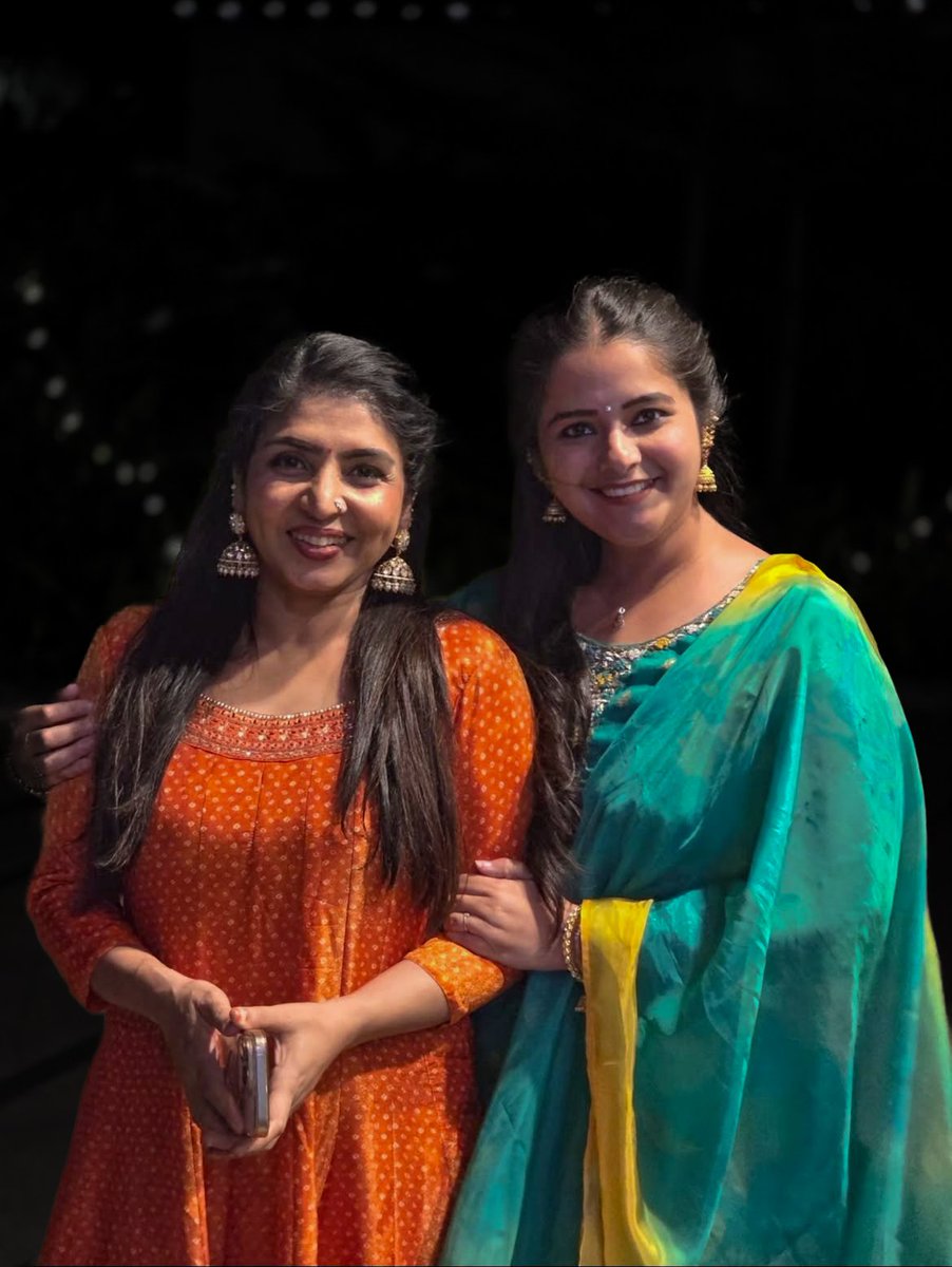 storiesofqueen's tweet photo. @favgirlzz_143 B : Priyadharshini - HariPriya

Peak combo ulagathula iruka entha aambalaya irunthalum itha combo va ignore panna mudiyathu

Ivuluga rendu perukum naduvulula padukurathu than sugam 

Gay va irukavan kooda ivuluga rendu perum vantha orey naala straight ah maariduvaanunga https://t.co/xlyIjtbxzT