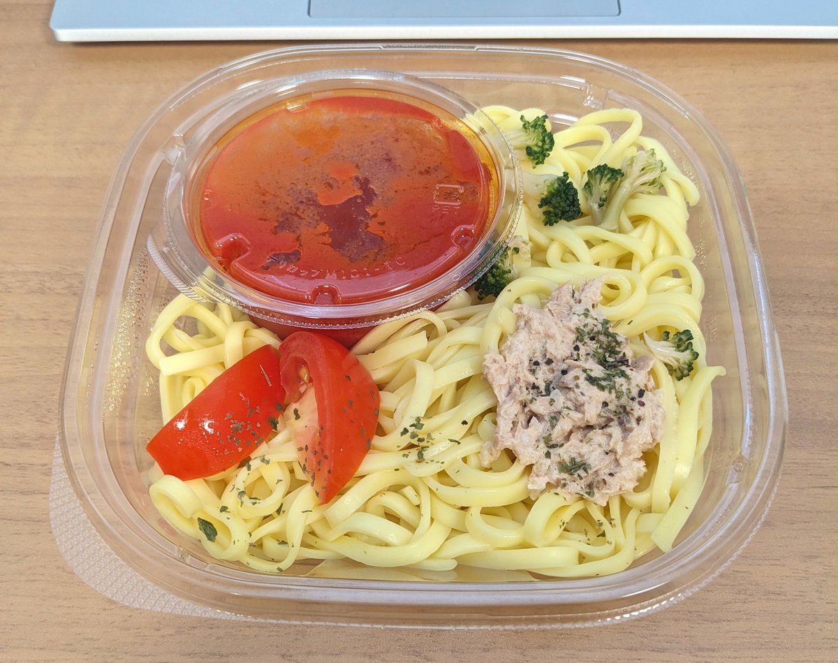 vaselinehd's tweet photo. もうしばらく食べてなかったコンビニパスタ🍅
今だリモート推奨とはいえ、暑すぎて涼しく静かな会社にいるのが正解だと気付いた🎐特に高温の時間帯は集中できる環境が必要🥵というか家にある木に蝉が集うからWeb会議できんのよね🌳 https://t.co/C1TjPd428s
