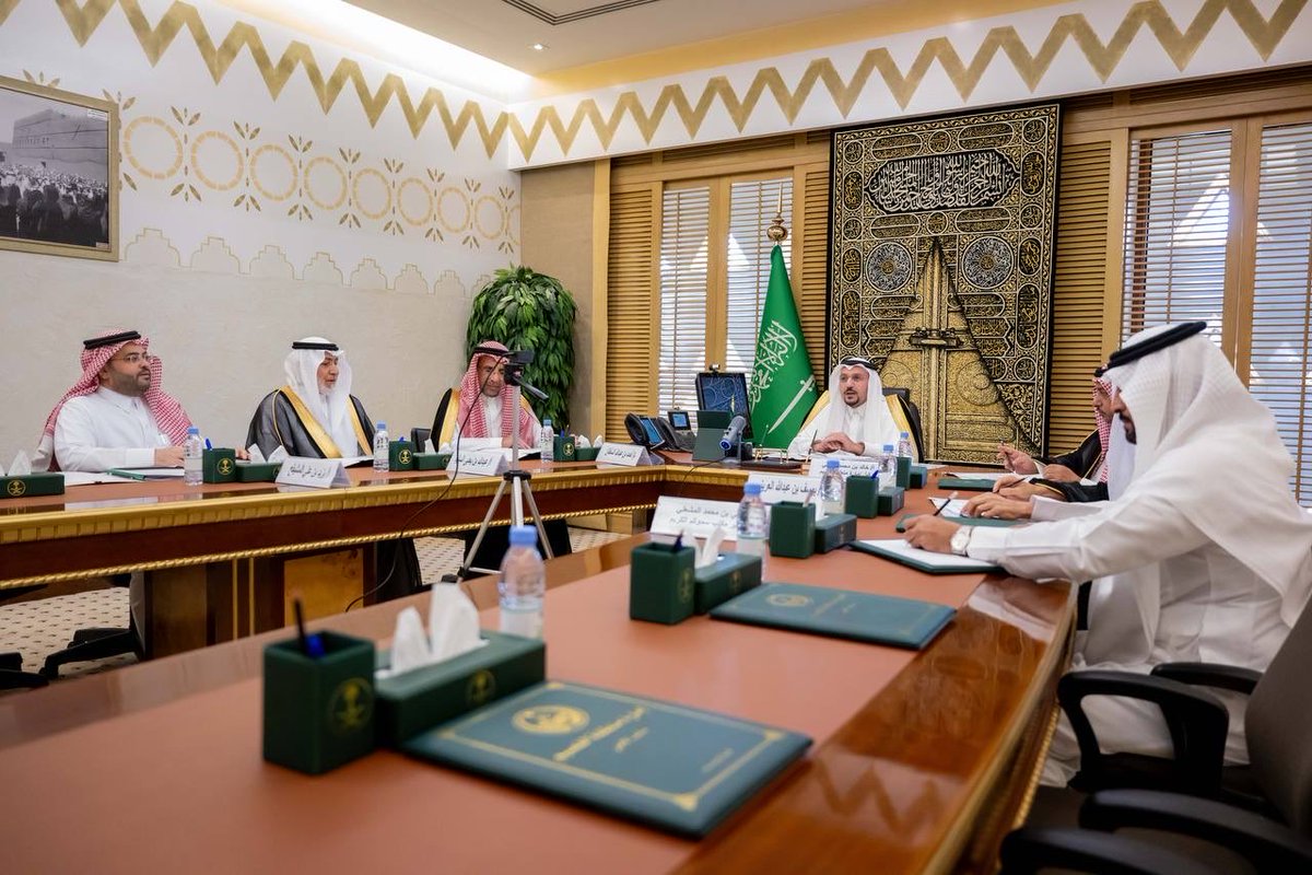 EmarahAlQassim's tweet photo. أكد سموه أهمية تعزيز العمل الوقفي بوصفه أحد الروافد التنموية المستدامة، ودوره في دعم المبادرات المجتمعية والإسهام في تحقيق مستهدفات رؤية السعودية 2030..

سمو #أمير_منطقة_القصيم يترأس الاجتماع الثامن لمجلس أمناء صندوق القصيم الوقفي. https://t.co/Yi5Bk3XUVv