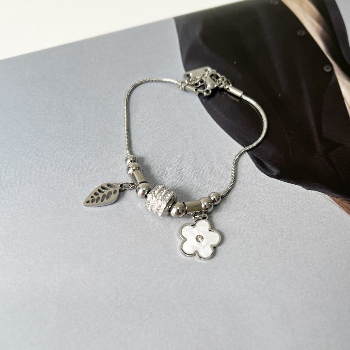 grotesquelyfab's tweet photo. STOPP THIS IS TOO PRETTYYY 🎀✨🌸

daaan bahannya dari titanium, jd ga perlu khawatir warnanya akan memudar yaa

https://t.co/Rq6egkMGr9 https://t.co/14kqEQhcUb