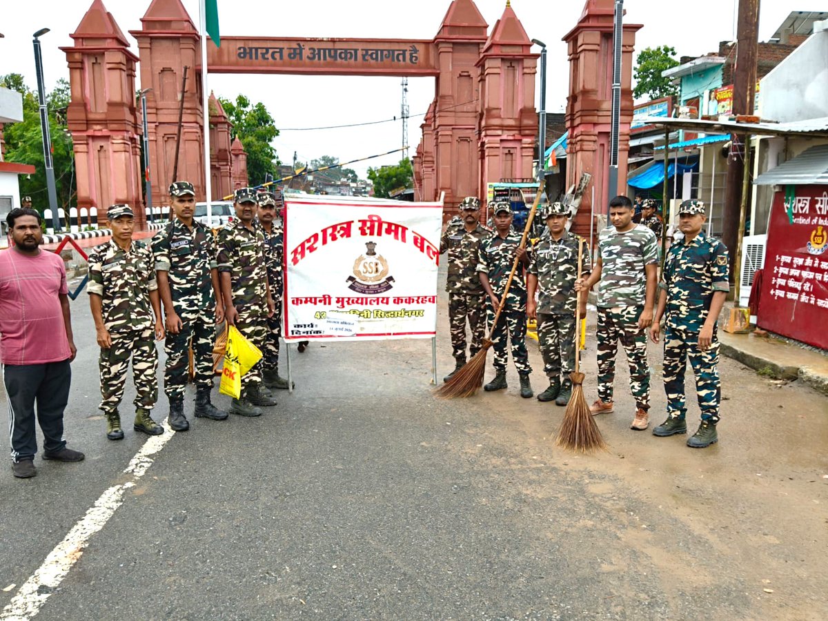 43BnSSB_INDIA's tweet photo. 43वीं वाहिनी स.सी.बल,सिद्धार्थनगर सीमा चौकी ककरहवा द्वारा चेक पोस्ट पर स्वच्छ भारत अभियान के तहत स्थानीय नागरिकों एवं जवानों द्वारा संयुक्त रूप से साफ-सफाई की गई तथा स्वच्छता के प्रति जागरूक किया गया।
@SSB_INDIA 
@SSBFTRLUCKNOW 
@SSBSHQGKP https://t.co/SHPBTNNfZT
