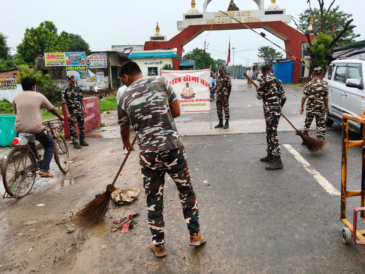 43BnSSB_INDIA's tweet photo. 43वीं वाहिनी स.सी.बल,सिद्धार्थनगर सीमा चौकी ककरहवा द्वारा चेक पोस्ट पर स्वच्छ भारत अभियान के तहत स्थानीय नागरिकों एवं जवानों द्वारा संयुक्त रूप से साफ-सफाई की गई तथा स्वच्छता के प्रति जागरूक किया गया।
@SSB_INDIA 
@SSBFTRLUCKNOW 
@SSBSHQGKP https://t.co/SHPBTNNfZT