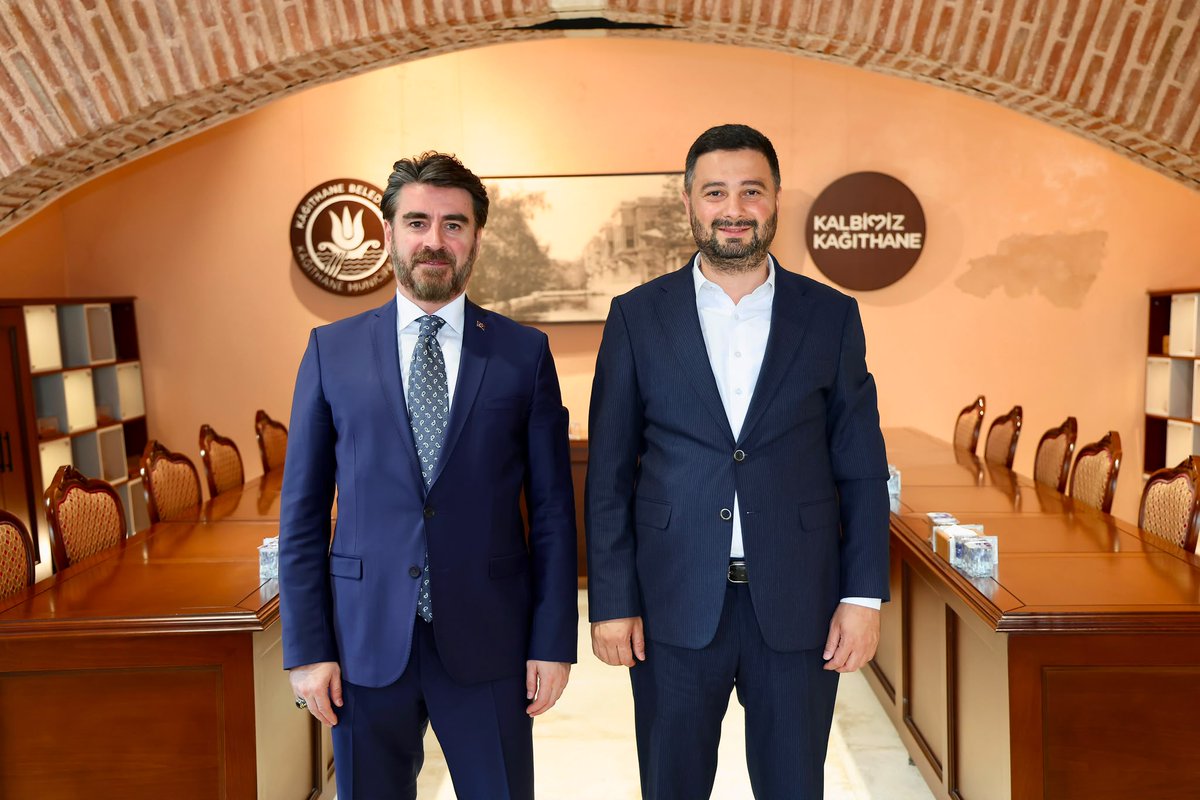 EmlakYonetim's tweet photo. 🤝 Genel Müdürümüz Sayın Mehmet Akif Küçükdağ, Kağıthane Belediye Başkanı Sayın Mevlüt Öztekin’i makamında ziyaret etti.

Gerçekleştirilen görüşmede; kurumlarımız arasında hayata geçirilebilecek iş birlikleri ve ortak projelere ilişkin değerlendirmelerde bulunuldu.

Nazik ev sahipliği için Sayın Mevlüt Öztekin’e teşekkür eder, iş birliğimizin güçlenerek devam etmesini temenni ederiz.

#EmlakYönetim #KağıthaneBelediyesi #İşBirliği