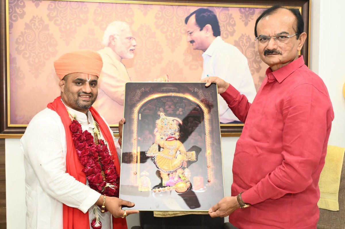 PradipsinhGuj's tweet photo. अयोध्या धाम स्थित श्री हनुमान गढ़ी के महंत पूजनीय श्री हेमंतदास जी महाराज के अहमदाबाद आगमन पर अहमदाबाद एयरपोर्ट पर आत्मीय स्वागत करने का सदभाग्य प्राप्त हुआ। https://t.co/0MNIPGpj5s