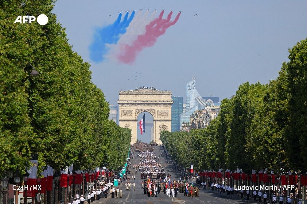 afpfr's tweet photo. 🇫🇷 Des militaires ukrainiens et de 35 pays, un record de troupes à pied (près de 6.700), d'avions et de blindés: l'édition 2026 du défilé du 14-Juillet à Paris s'est voulue massive mardi, mettant en avant le "réveil stratégique de l'Europe" et une armée "prête au combat". https://t.co/VqZUP42zLl
